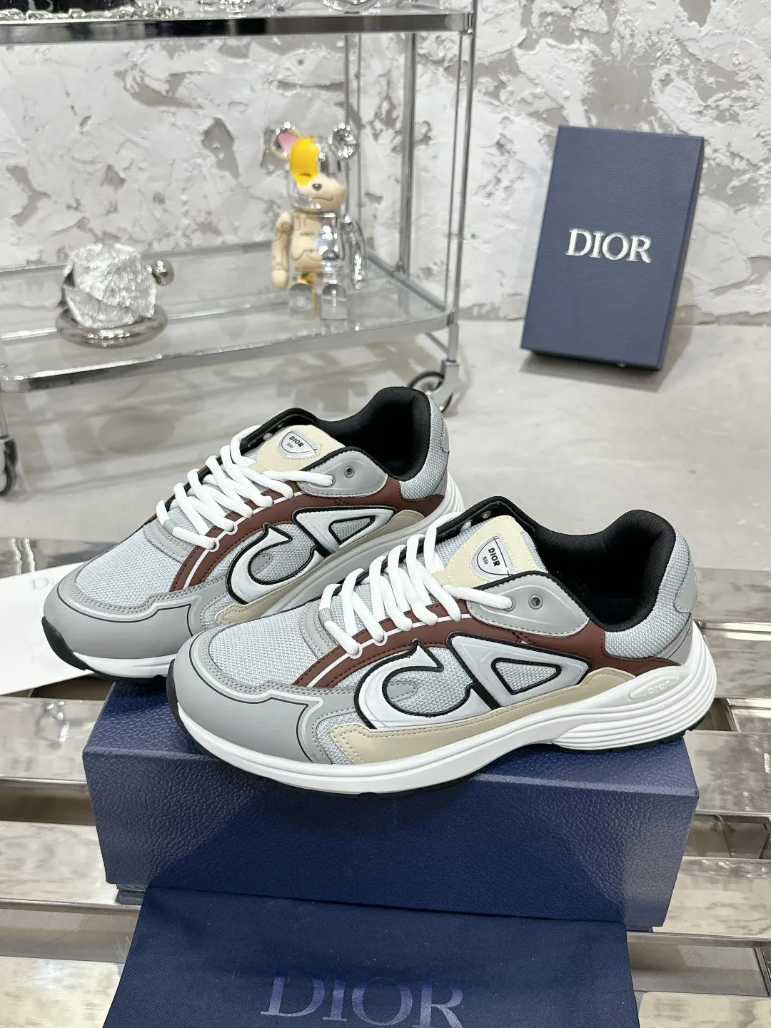 Men's men's shoes 💰600❤️❤️❤️High version Dior Dior's latest color matching B30 series reflective dad sneakers original 17380💰 purchased for development and production Brand new B30 sneakers Dad Shoes style shoes that follow the trend of the retro market The Dior logo on the tongue also indicates that this pair of shoes is the B30 model! B30 uses fine-textured leather and mesh cloth materials to form a shoe body. There are conspicuous letters CD on both sides of the shoe body to indicate identity. Many lines on the shoe body outline details to make the shoes look less monotonous and full of retro flavor. The delivery counter is exquisitely packaged🛍📦 ▪️Fabric: Original customized technical fabric + mesh ▪️Inner lining: Customized breathable lining ▪️Outsole: Original molded IP foam + TPU outsole ▪️Sole thickness: 3.5CM ▪️Size: Women’s size 35-40 / Men’s size 39-46